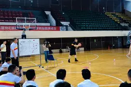 包含深圳男篮训练开放日，赛前战术微调引欢呼，德国杯在即，医务组通报恢复的词条