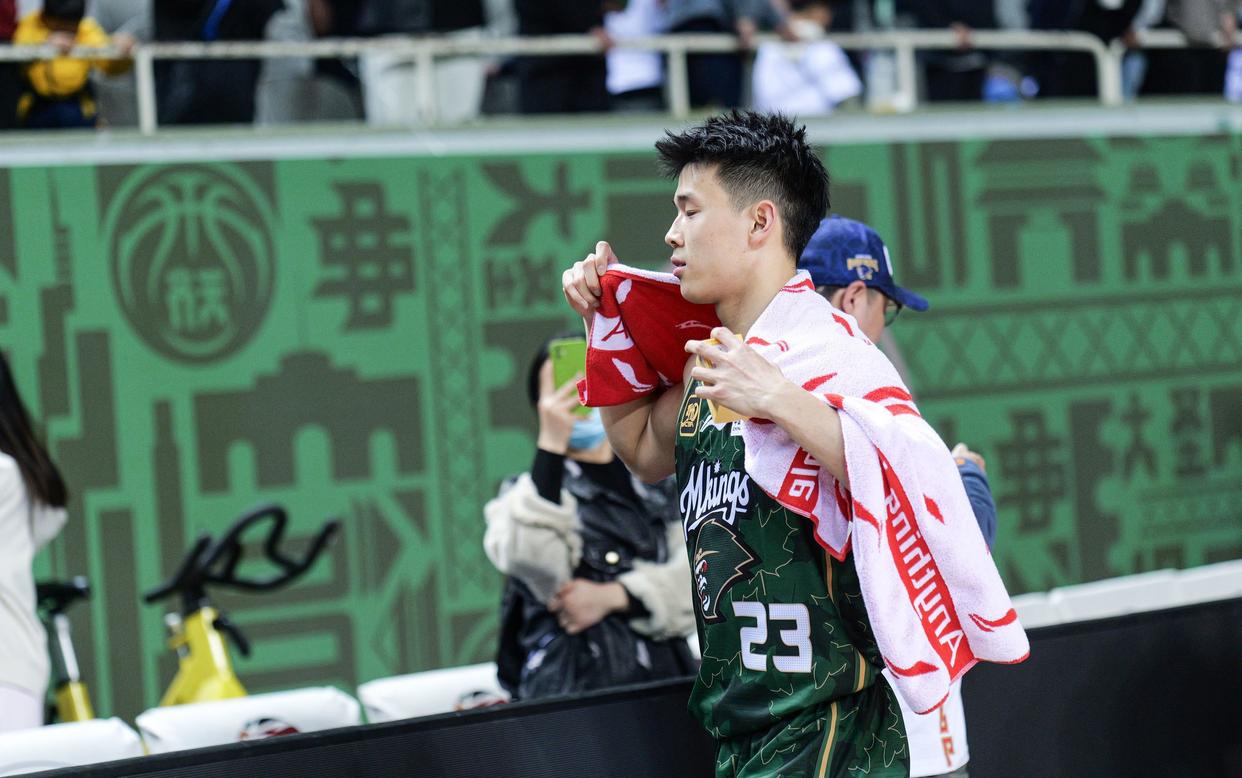 包含风云突变深圳男篮冲刺阶段扳平良机，NBA常规赛版图或变，震撼外界，团队化学反应显著的词条