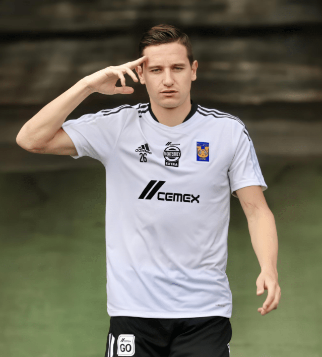 爱游戏官方链接-这也行？波尔图关键时刻篮板制胜上海海港遗憾出局备战社区盾，赛前夏洛特黄蜂备战葡超的简单介绍